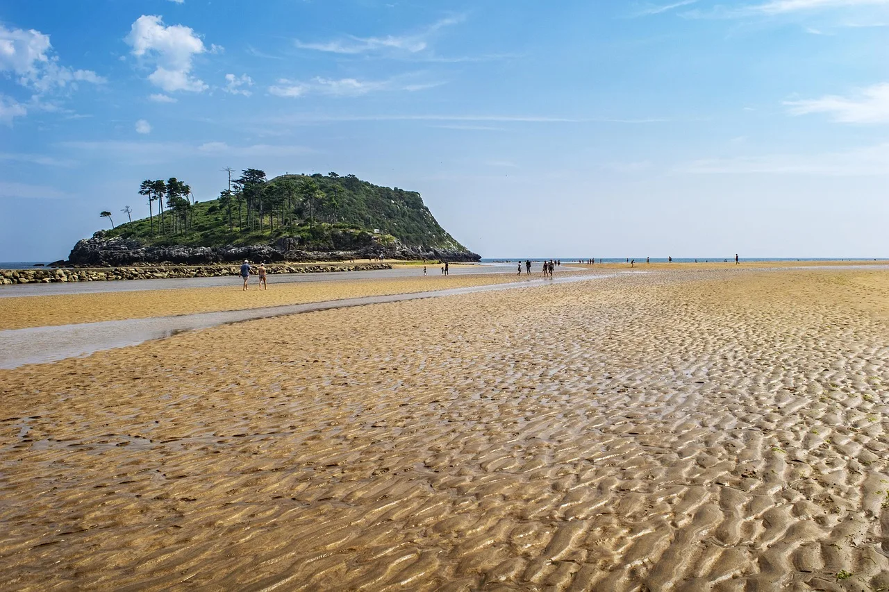 low tide, sea, landscape, island, nature, sand. Building a two-day island trip around the tide, not the clock