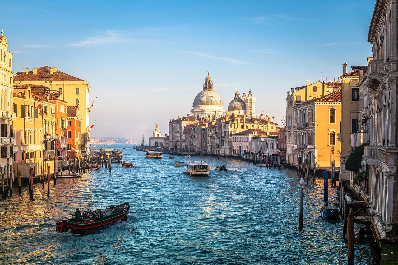 italian venezia, tourism, winter, nature, wooden bridge, boat on the river, festival, sunset, tour boat, sea, ships. 4 seasonal patterns that decide when a boat tour is worth booking