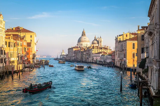 italian venezia, tourism, winter, nature, wooden bridge, boat on the river, festival, sunset, tour boat, sea, ships. 4 seasonal patterns that decide when a boat tour is worth booking
