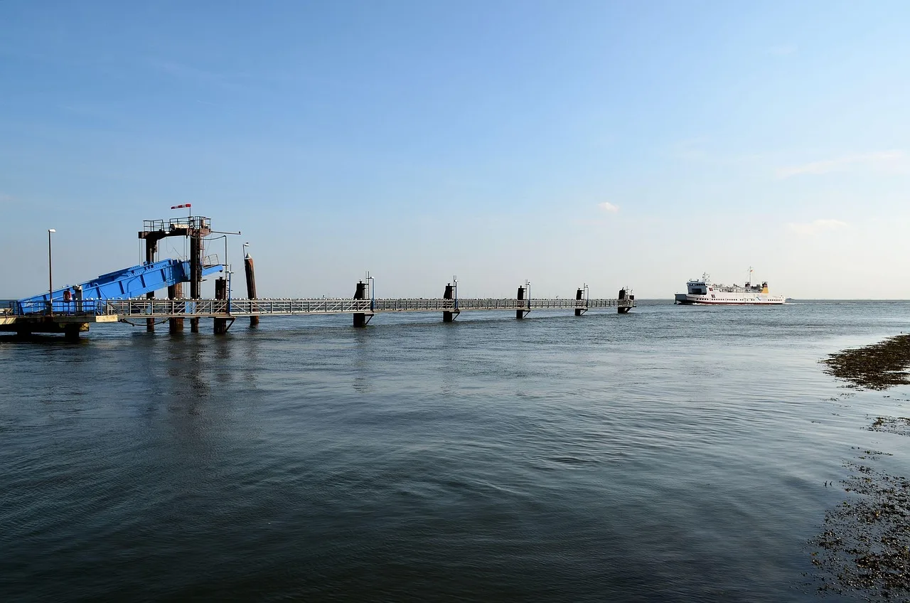 borkum, ferry, shipping, investors, ferry terminal, transport, water transport, port, tourism, vacations, cross, riverbank. Free stops that fill the gaps in a longer ferry itinerary