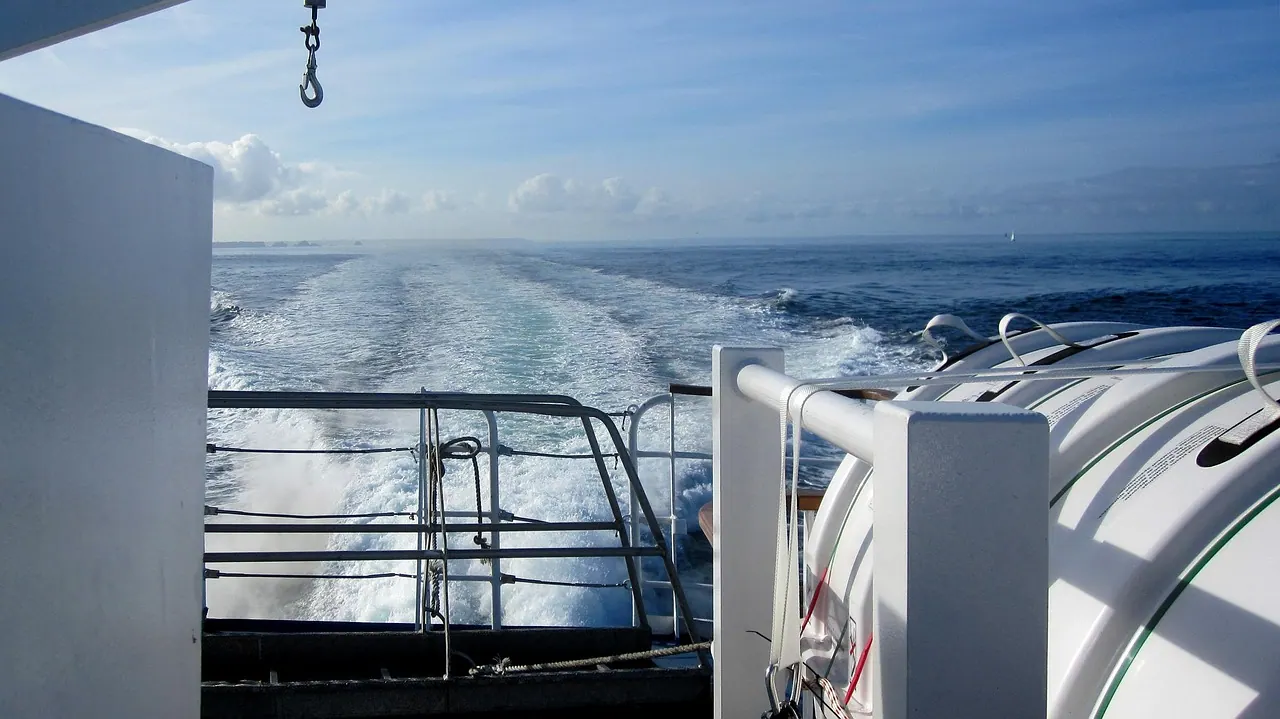 ferry, crossing, nature, boat trip, brittany, atlantic, coast, sea, ocean, water, waves, beach, horizon, vacations. Stops that rescue a ferry trip when plans go wrong