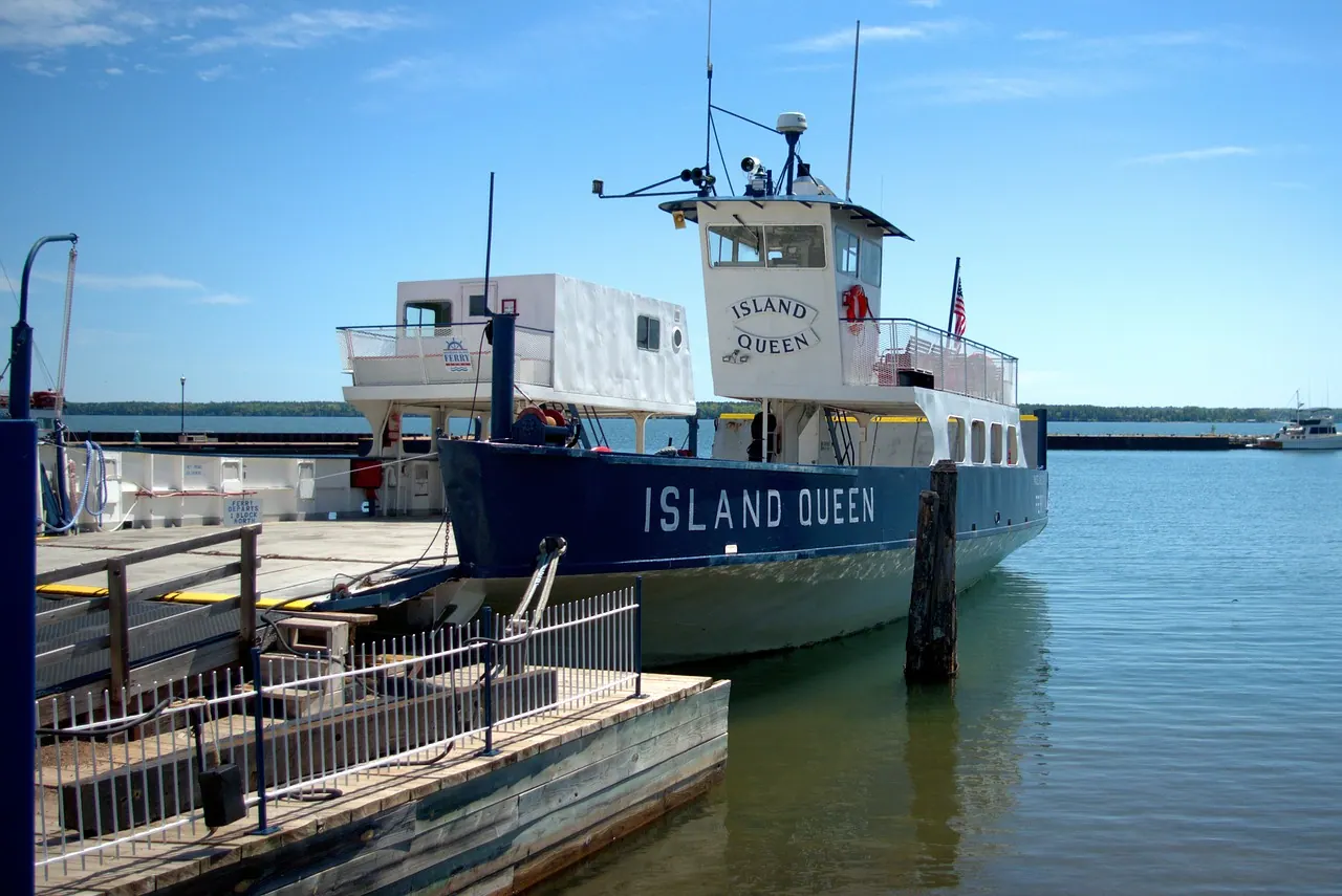 apostle island ferry, madeline island ferry line, ferry, bayfield, wisconsin, ferryboat, boat, ship, port, harbor, harbour, maritime, lake, lake superior, crossing, vessel, island,