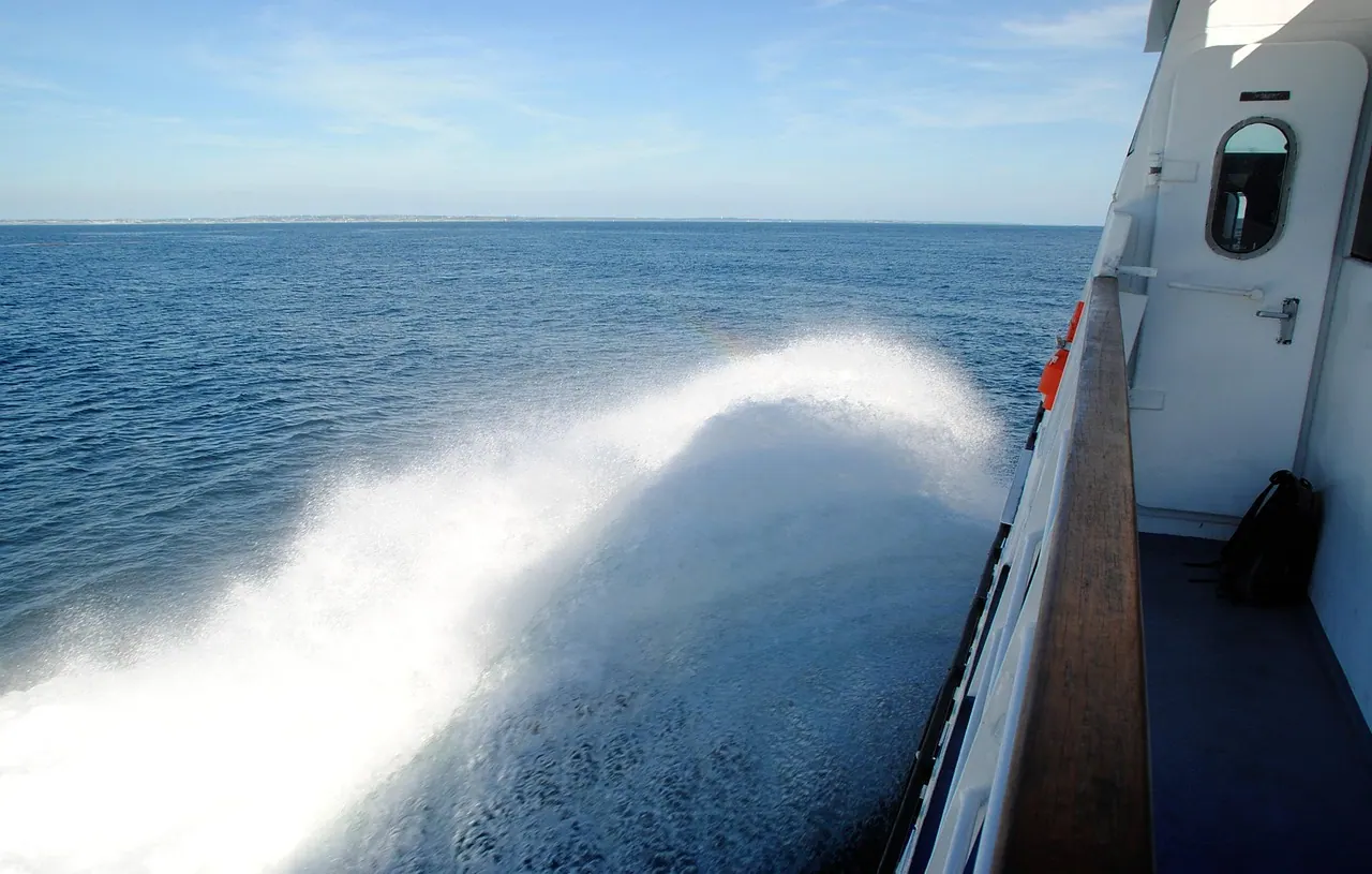 ferry, crossing, boat trip, nature, brittany, atlantic, coast, sea, ocean, water, waves, beach, horizon, vacations. How to avoid ferry trip mistakes in 2027