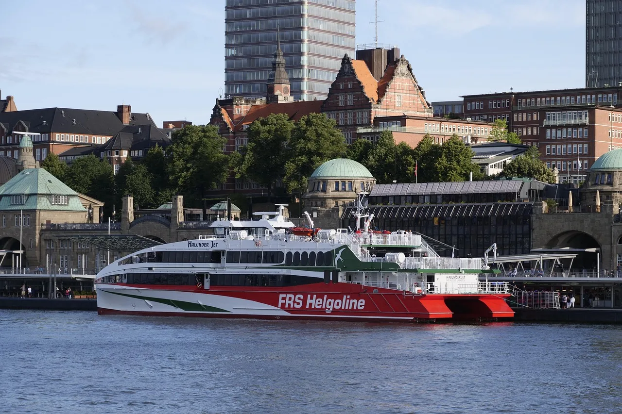 shipping, catamaran, passenger ferry, helgoland, hamburg, passenger transport, passenger ship, excursion ship, port, catamaran, catamaran, catamaran, catamaran, catamaran, helgoland, helgoland, helgoland. Local guides along a walk-on ferry route, and how to test them